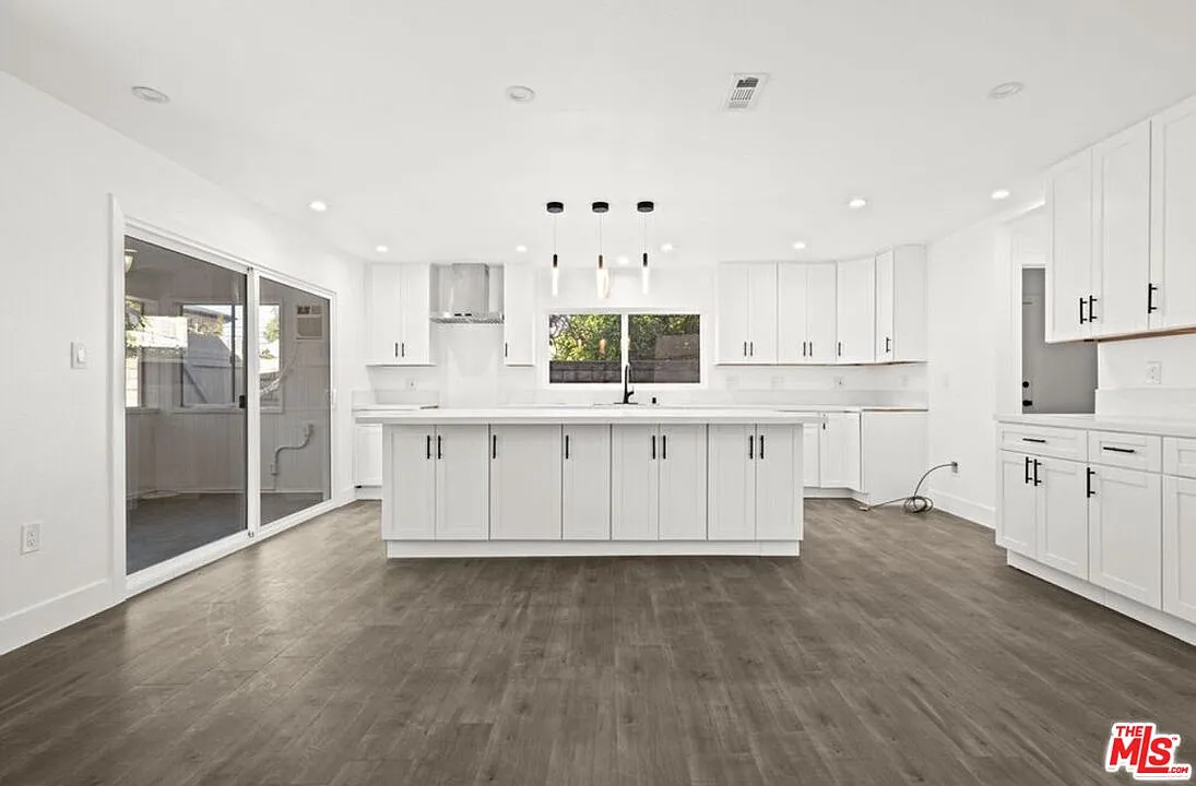 3 bed, 3.0 bath, 2220 sqft, $5,995 — Photo 4