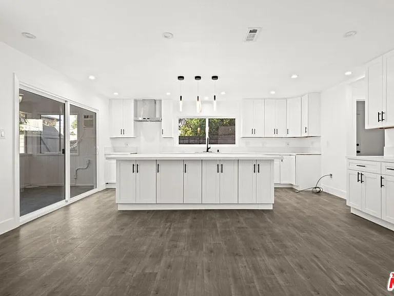 6257 Lindley Ave — Photo 2