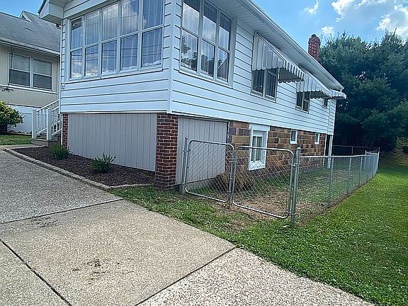 3rd image of 702 Montgomery St