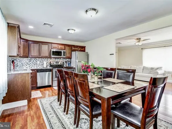 7 Glenwood Ln, Levittown, PA 19055