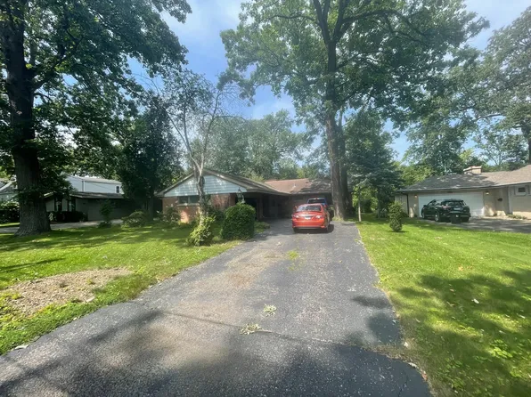 680 Green Briar Ln, Lake Forest, IL 60045