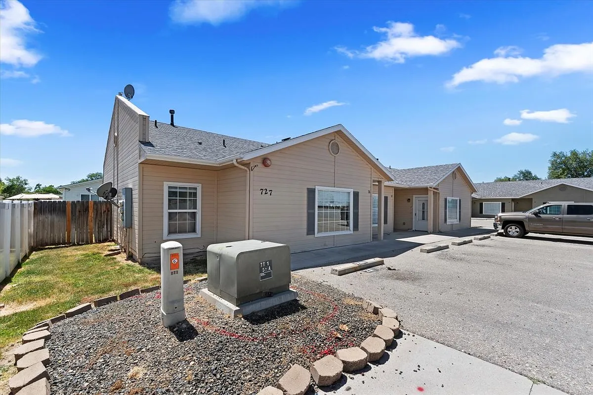 3 bed, 1.5 bath, 962 sqft, $1,520 — Photo 2
