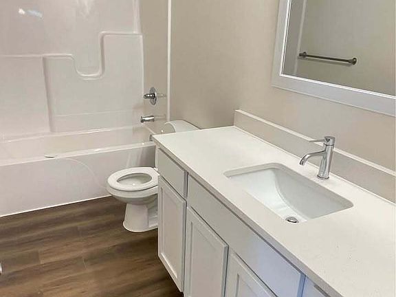 4th image of 338 W Castle St #1