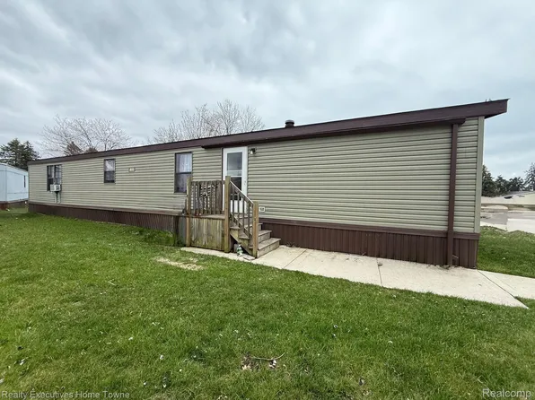 7006 Brides Bay Ct, Fair Haven, MI 48023