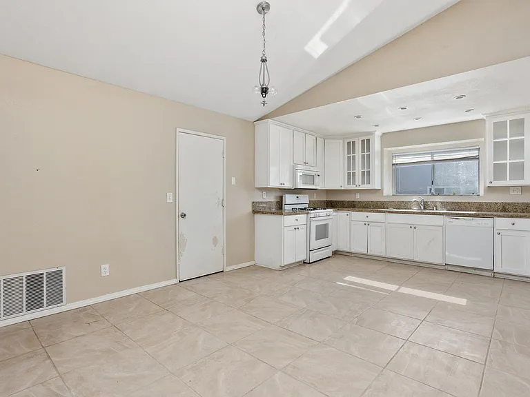 5271 Leon St — Photo 3