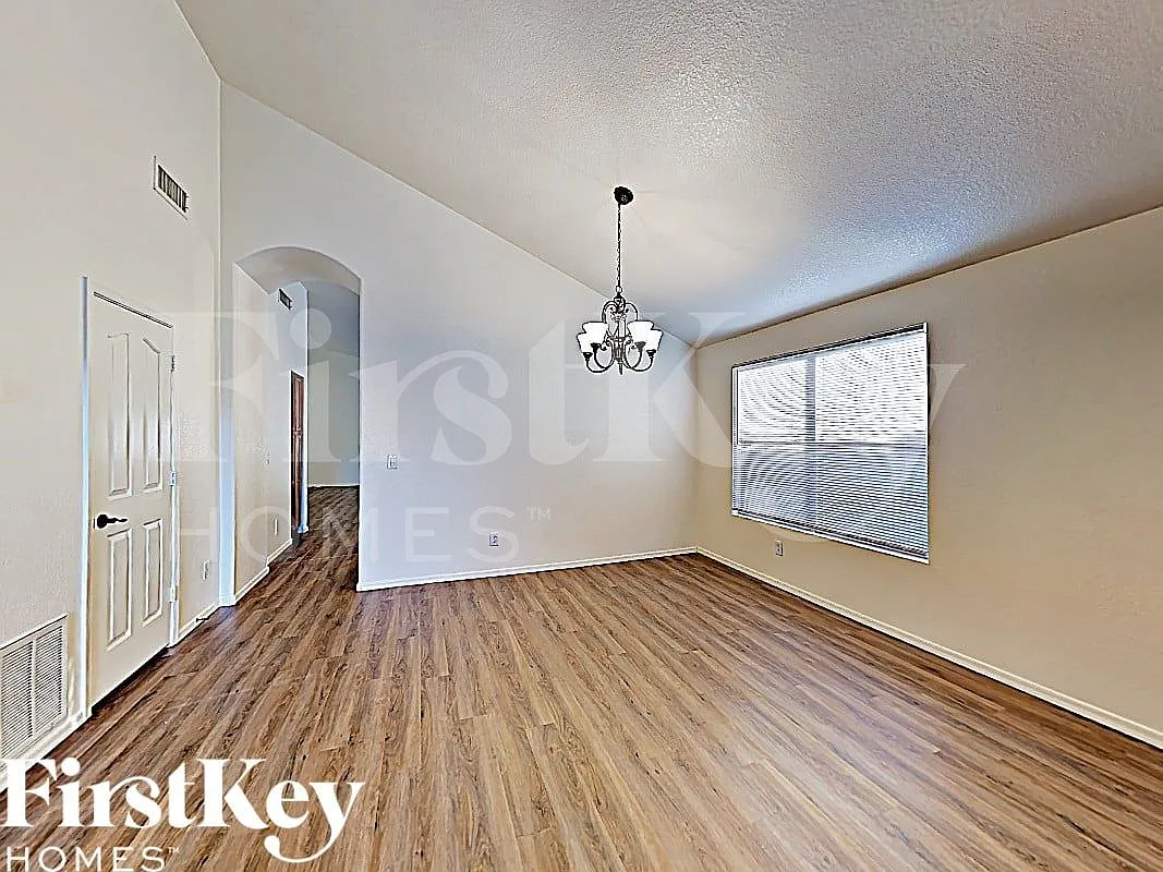 3 bed, 2.0 bath, 1678 sqft, $2,220 — Photo 2