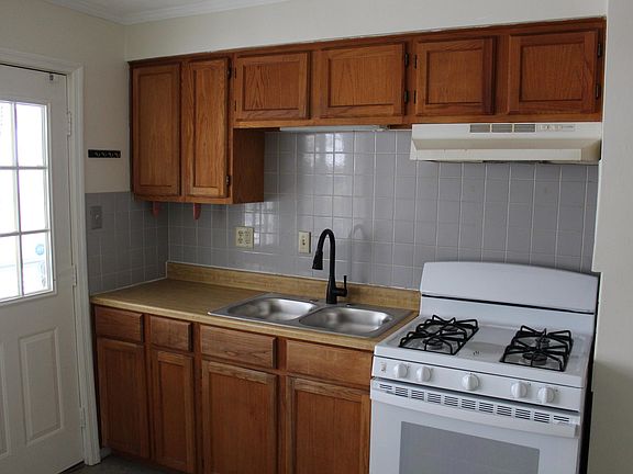 5th image of 676 Butler Ave