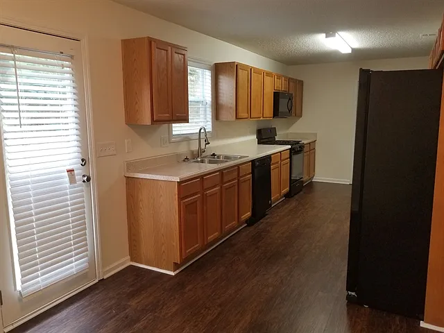 3 bed, 2.5 bath, 1520 sqft, $2,055 — Photo 3
