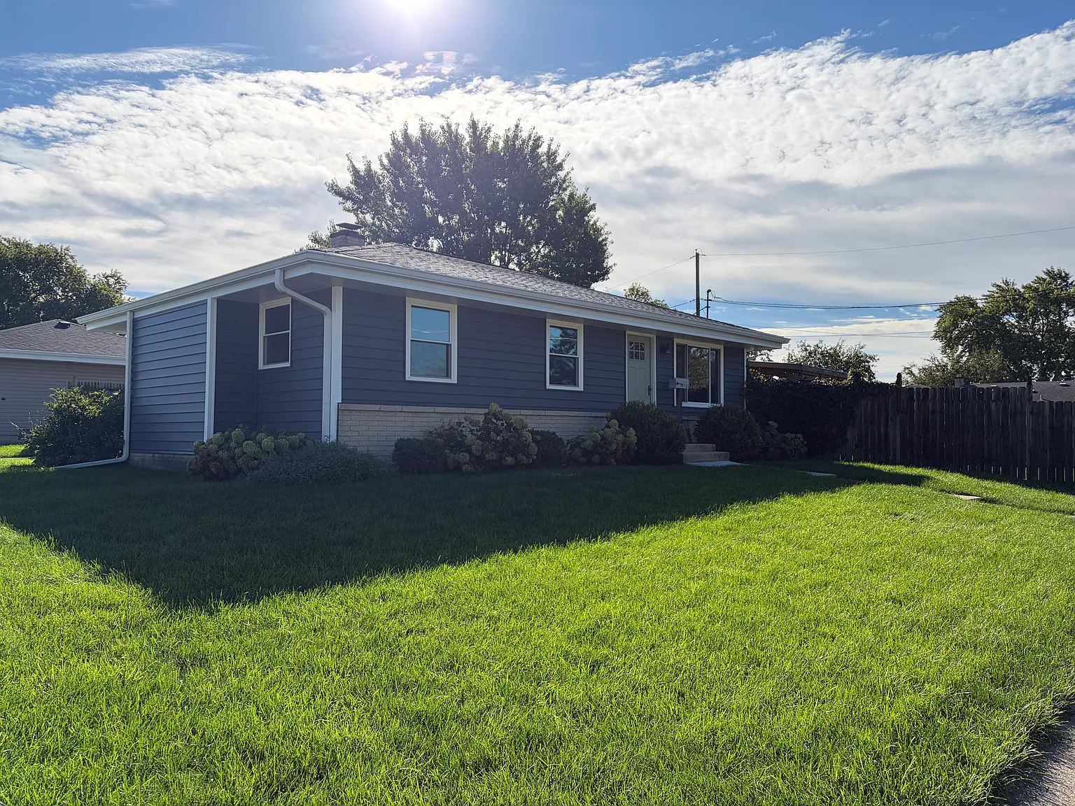 3 bed, 1323 sqft, $2,445 — Photo 2