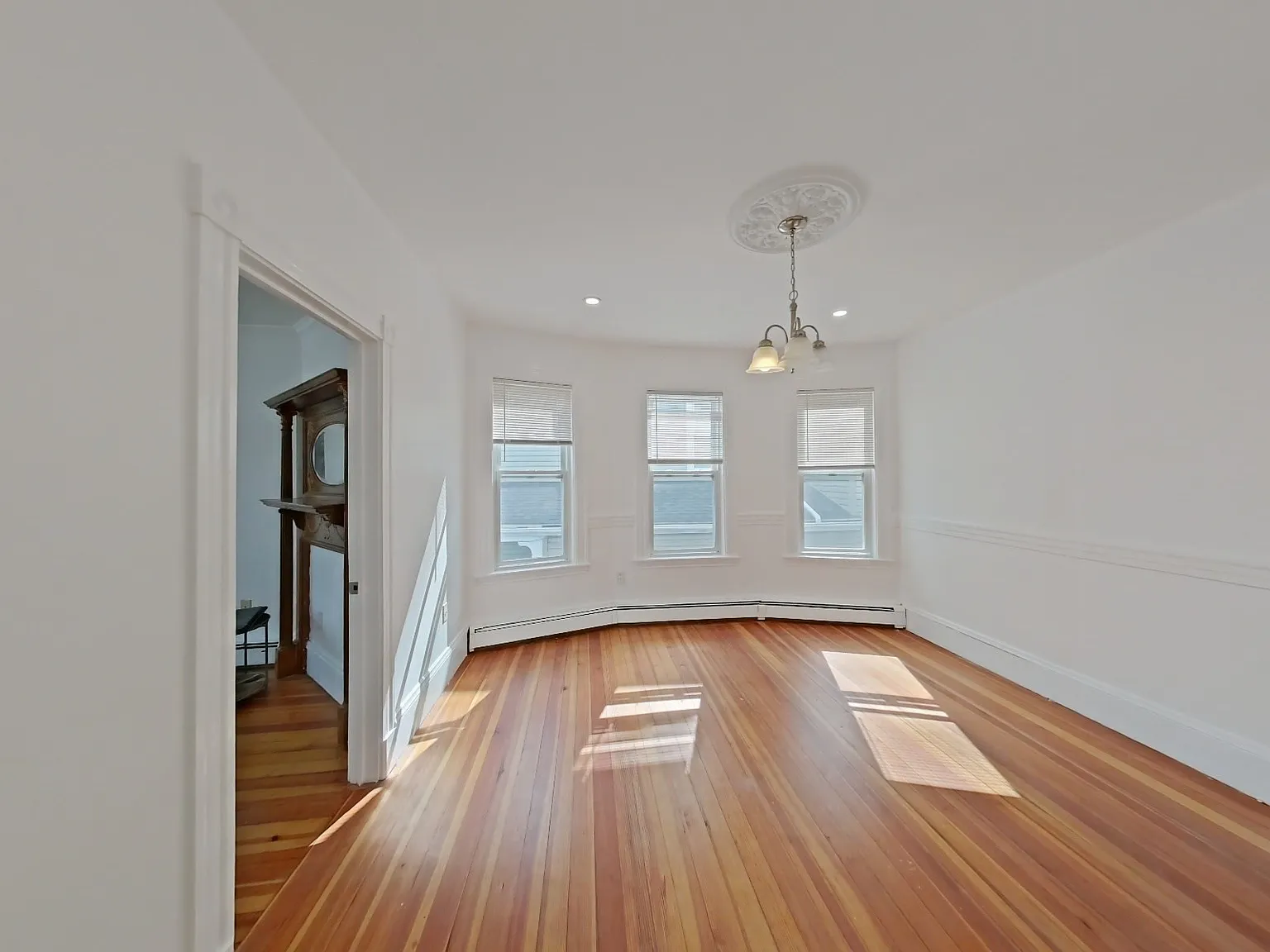 3 bed, 1.0 bath, 1100 sqft, $3,000 — Photo 3