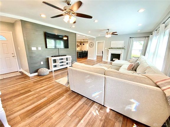 5th image of 880 E Park Dr
