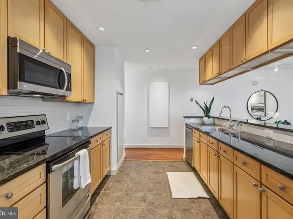 111 S 15th St APT 2204, Philadelphia, PA 19102