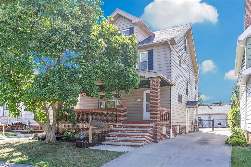 11104 Vernon Ave photo 1