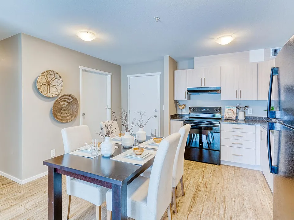 1828 Keene Cres SW