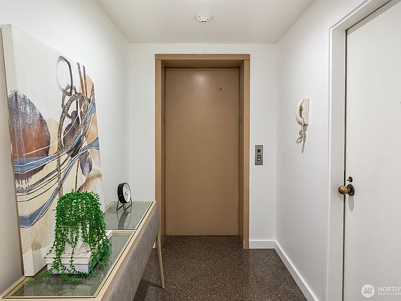 3rd image of 1118 Lakeview Boulevard E #100