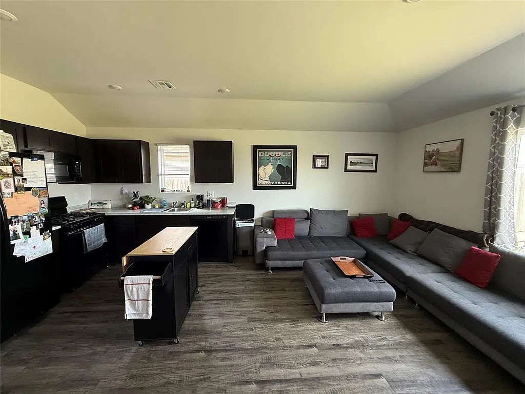 3 bed, 2.0 bath, 1024 sqft, $1,550 — Photo 4