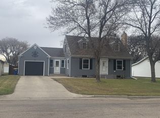 1405 8th Ave SE, Jamestown, ND 58401