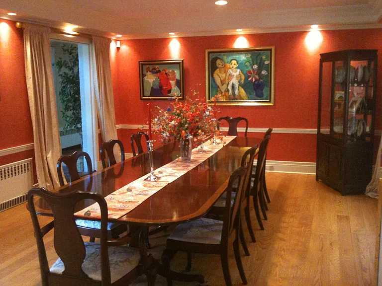 Formal dining room w/ seating for 10+