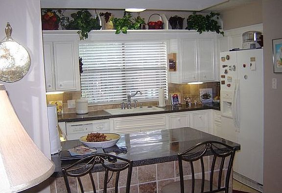 Kitchen w/breakfast bar