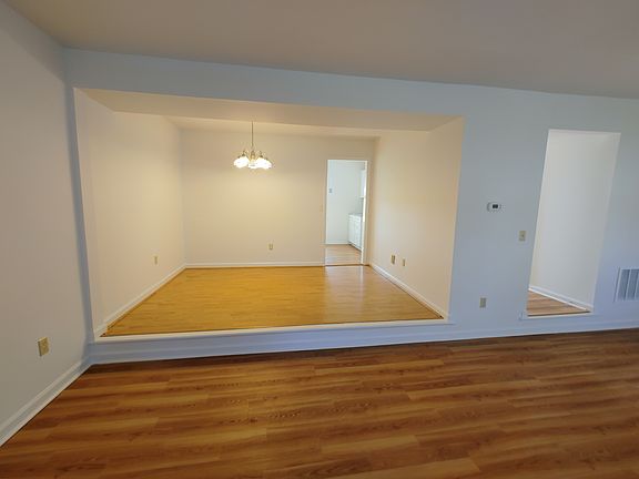 4th image of 108 Yorkshire Ct