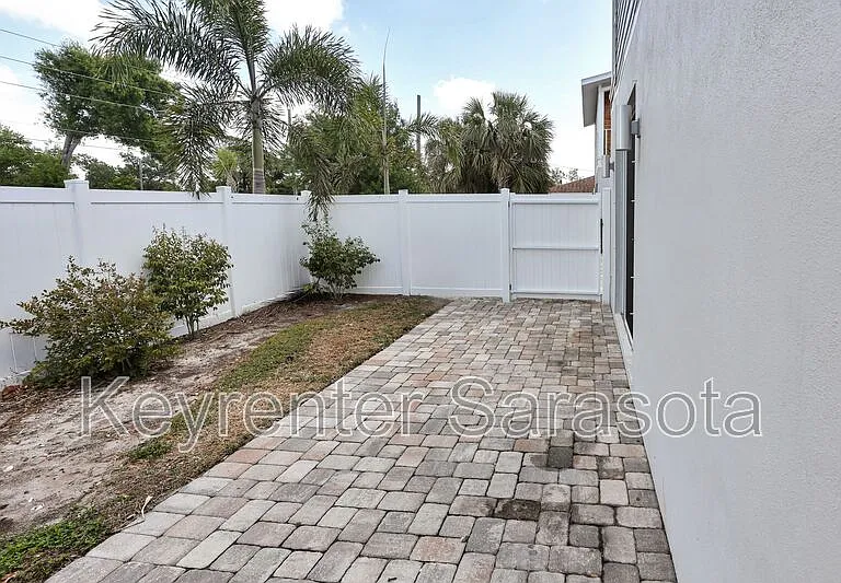2066 Roselawn St — Photo 23