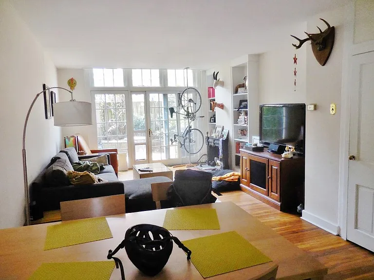 2418 Waverly St — Photo 4