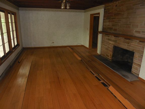 5th image of 22W611 Hackberry Dr