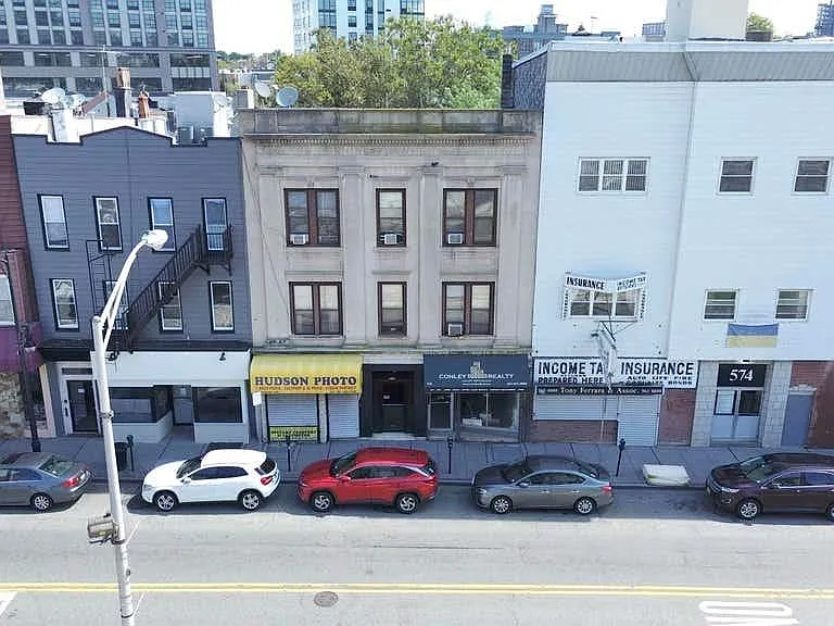 576 Newark Ave #1L — Photo 2