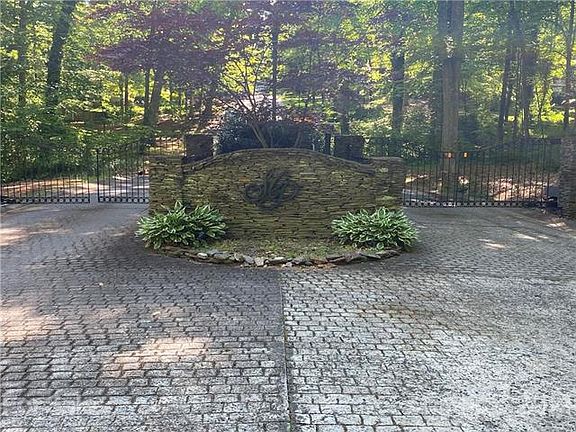 3rd image of 1406 Greenway Dr