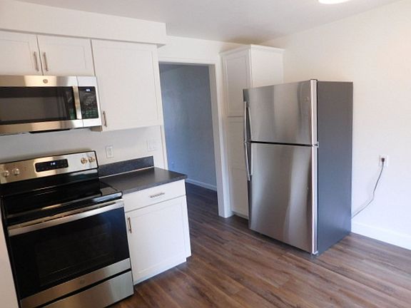 3rd image of 351 Clay St E #5