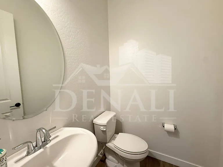 1447 E Flower St — Photo 28