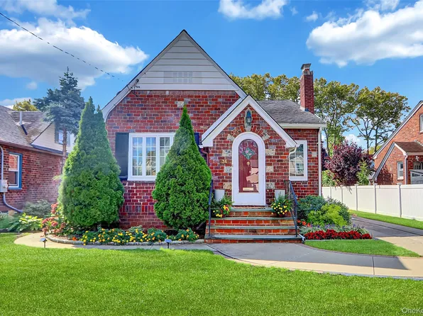 36 School Street, Malverne, NY 11565