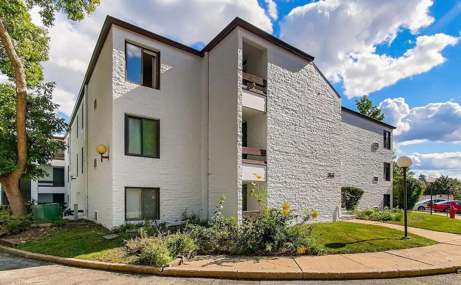 366 W Miner St — Photo 2