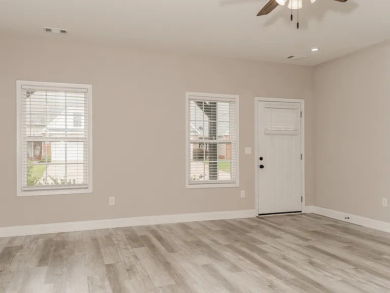 219 Beau Claire Cir — Photo 4
