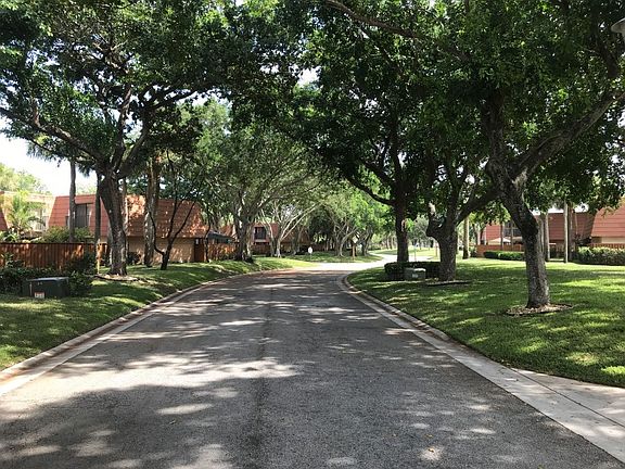 5th image of 305 Live Oak Ln