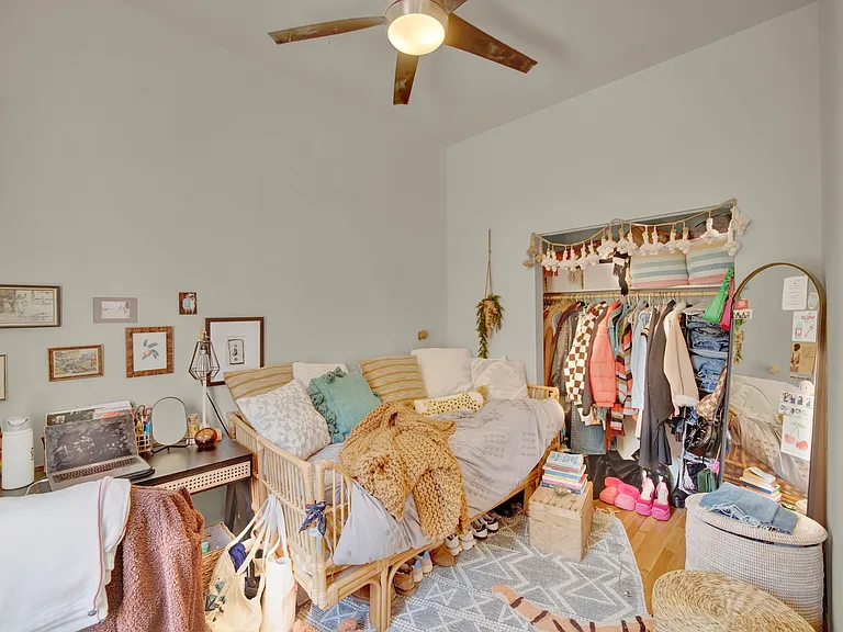 2548 N Burling St — Photo 24