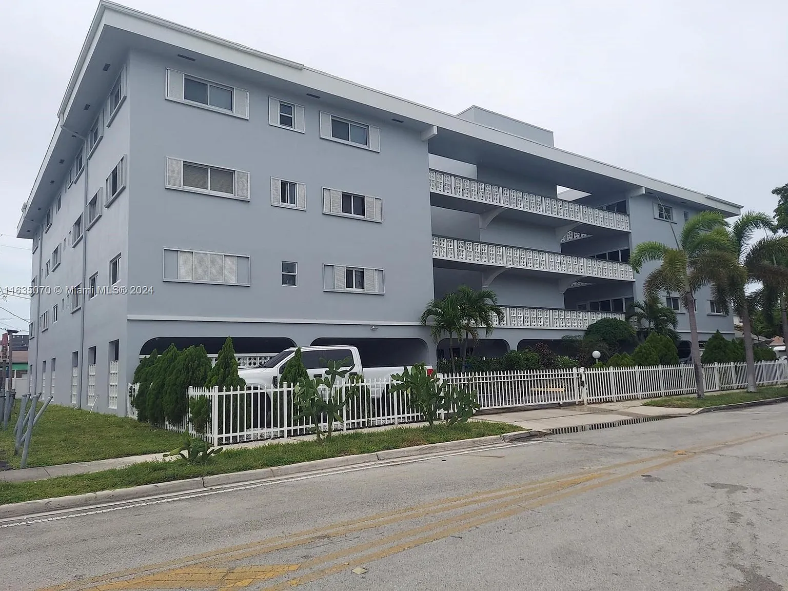 1 bed, 1.5 bath, 750 sqft, $1,600 — Photo 3