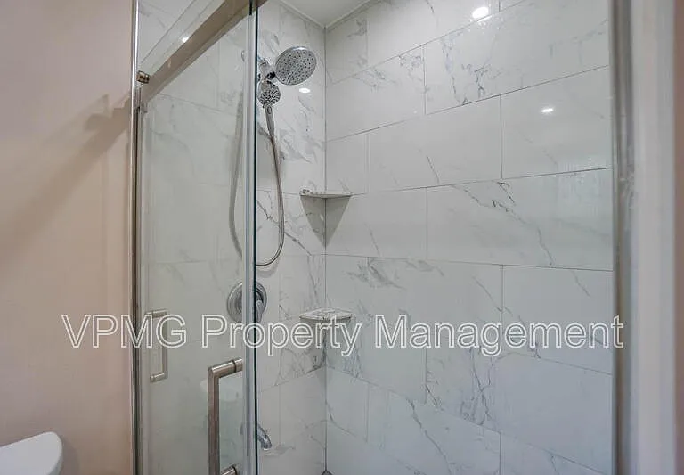 5404 NE 45th St — Photo 19