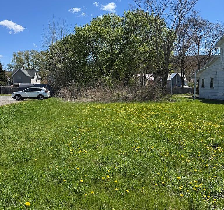 1st image of 121 S Thomas Ave