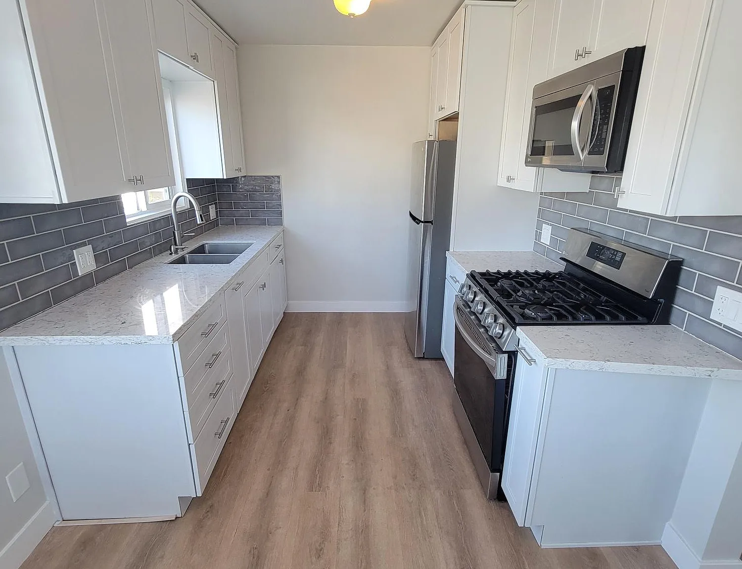 2 bed, 940 sqft, $3,300 — Photo 4
