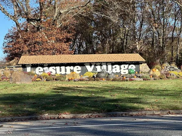 252 Newcastle #B, Ridge, NY 11961