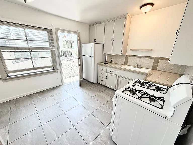 6100 Glen Alder St — Photo 48