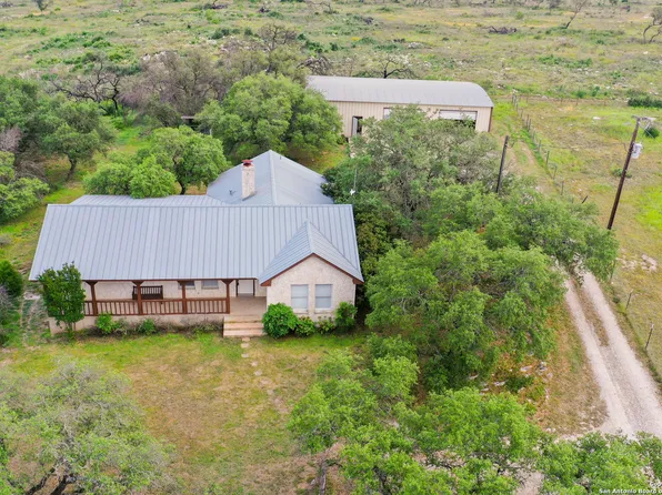 155 County Road 2652, Rio Medina, TX 78066