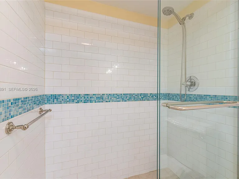 545 SE 12th St #305 — Photo 17