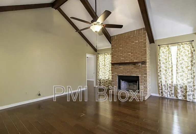776 Whitney Dr — Photo 2