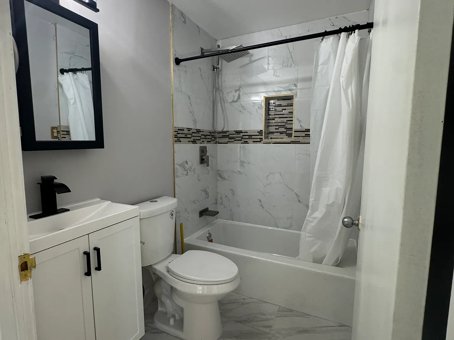 5 bed, 1800 sqft, $3,000 — Photo 1