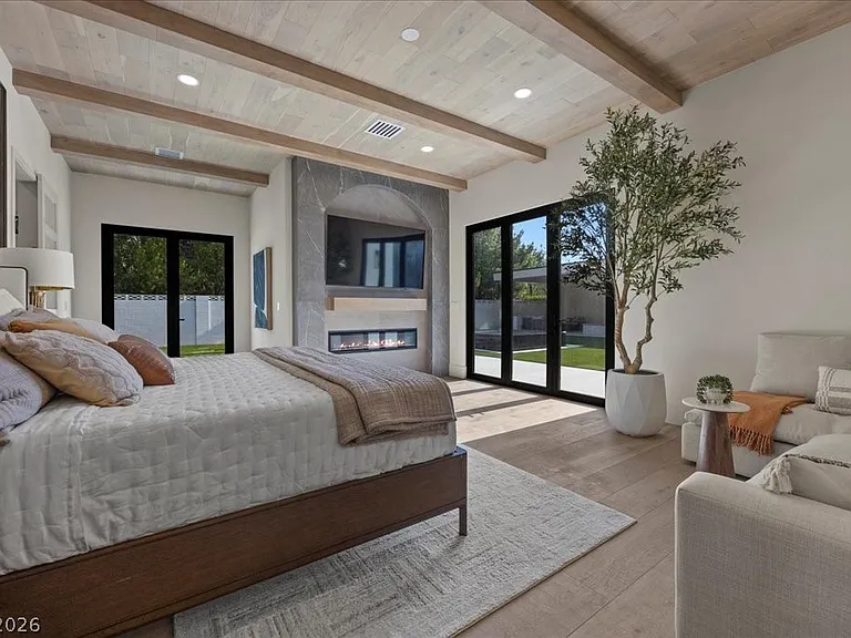 2401 Driftwood Dr — Photo 5
