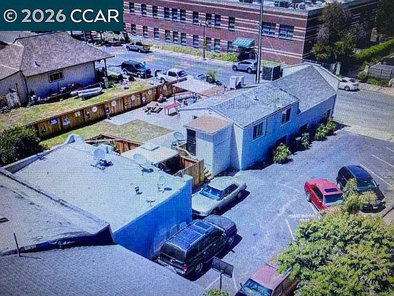 3rd image of 809 W 2nd St