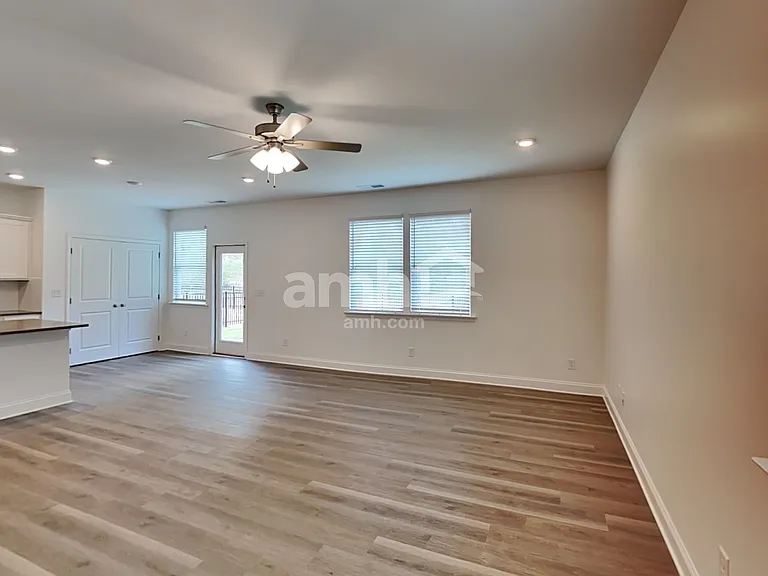 1035 Highland Walk — Photo 8