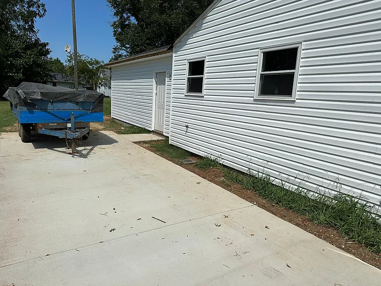 305 Leonford St — Photo 2